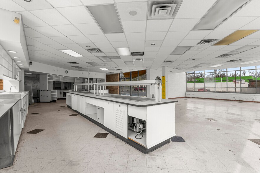 More Photos Of 15839 Telegraph Rd, Redford Township Fast Food For Lease