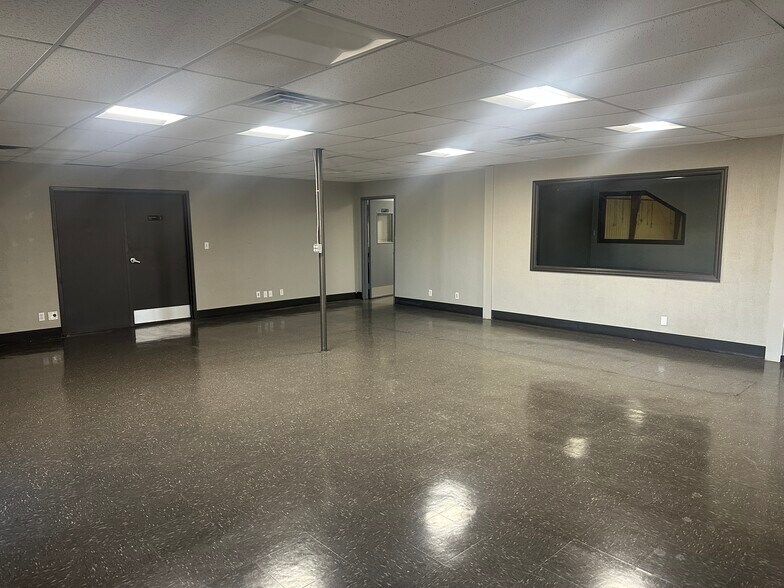 More Photos Of 10910 E 55th Pl, Tulsa Manufacturing For Lease