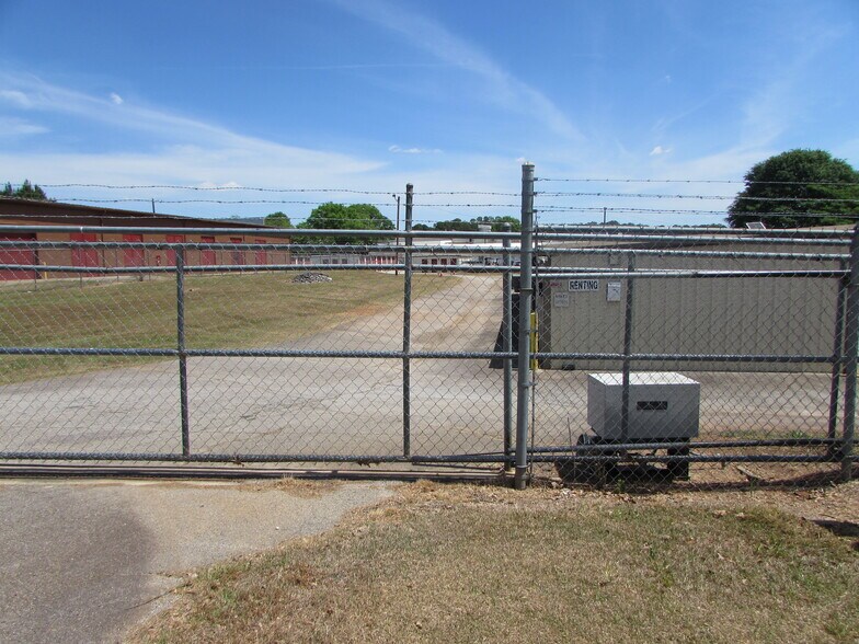 More Photos Of 529 Clifton Ter, Carrollton Self Storage For Sale