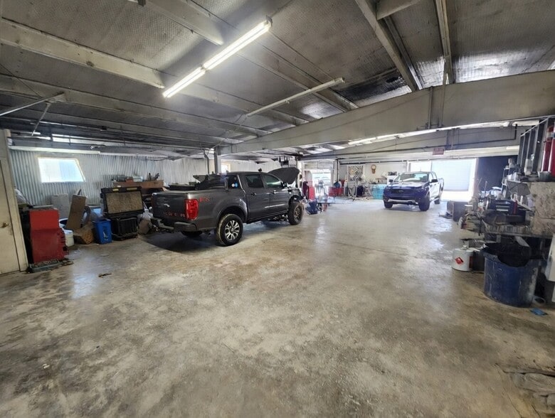 More Photos Of 3640 W Pioneer Pky, Pantego Service For Lease