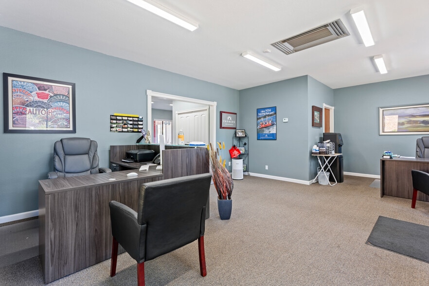 More Photos Of 16 W Valley St, Willits Office For Lease