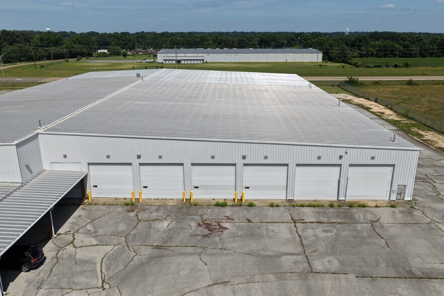 More Photos Of 7 American Woodmark Dr, Humboldt Distribution For Sale