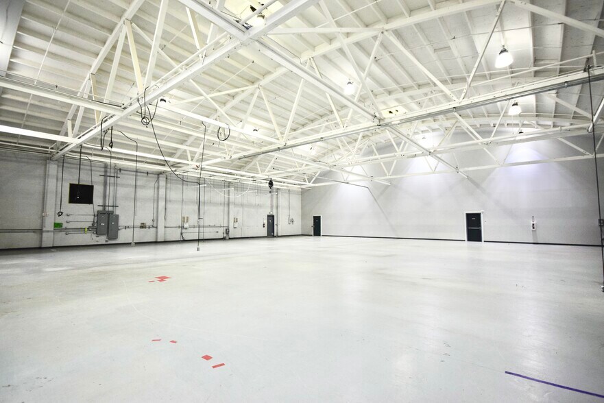 More Photos Of 2200 SE Mailwell Dr, Milwaukie Warehouse For Lease