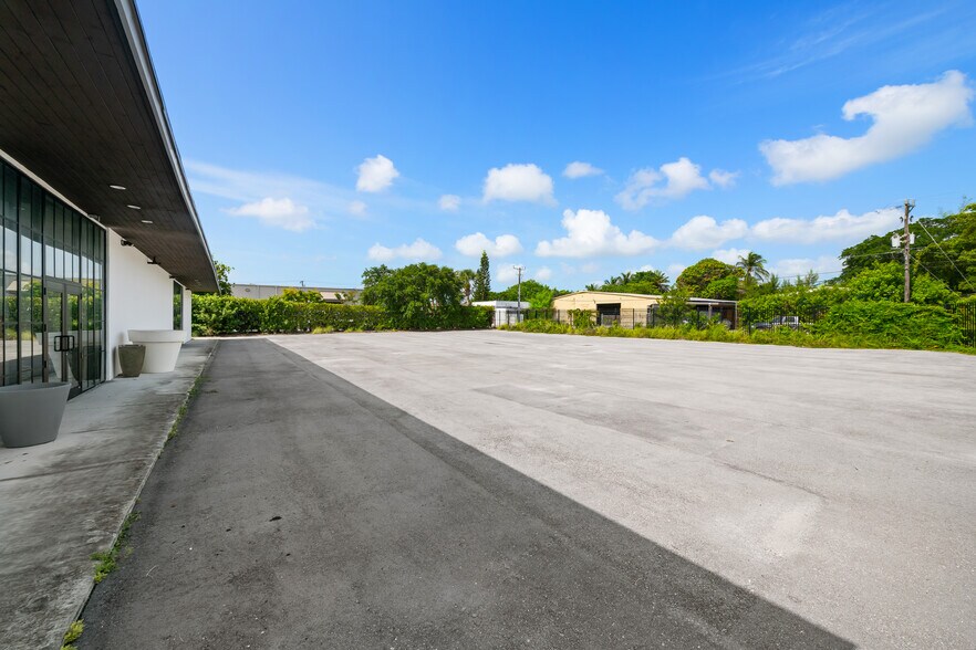 More Photos Of 80 NW 72nd St, Miami Storefront Retail Office For Lease