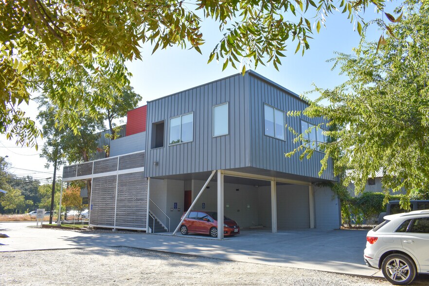 More Photos Of 1632 S 1st St, Austin Office For Lease