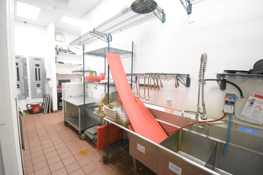 More Photos Of 253 N Bypass 35, Alvin Storefront For Lease