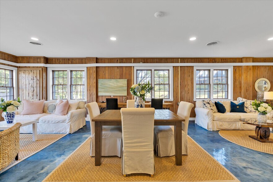 More Photos Of 627 S Main St, Centerville Office For Sale