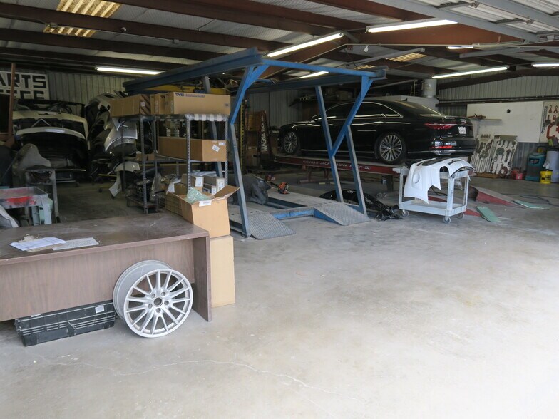 More Photos Of 5610-5613 Southwest Fwy, Houston Flex For Lease