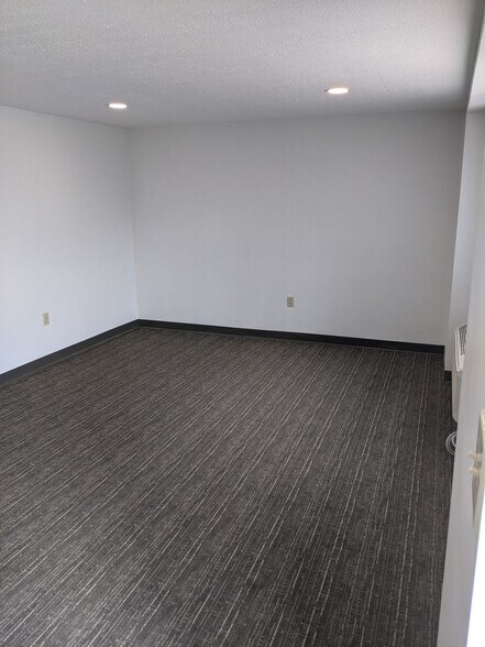 More Photos Of 901-912 Columbia Cir, Merrimack Industrial For Lease