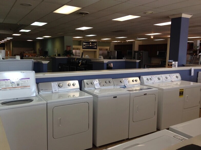 More Photos Of 3101 N 10th St, McAllen General Retail For Lease