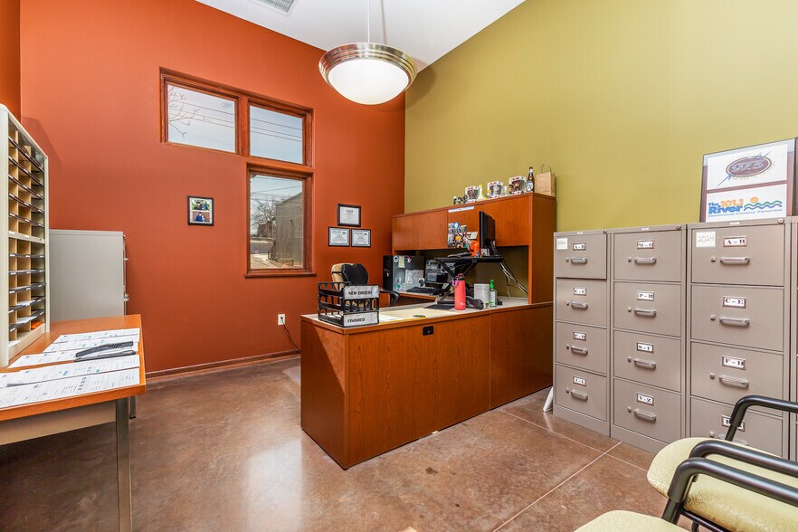More Photos Of 1055 University Ave, Dubuque Office For Sale