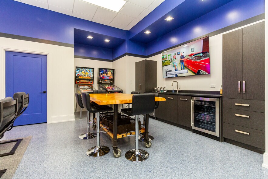 More Photos Of 2580 Dixie Hwy, Waterford Freestanding For Sale