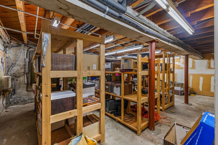 More Photos Of 387 Court St NE, Salem Office For Sale