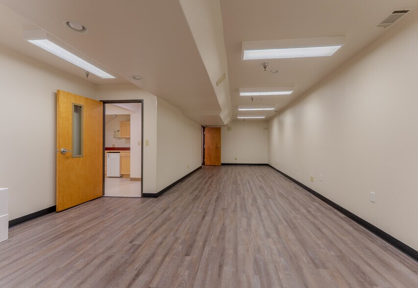More Photos Of 890 N 2nd St, Lander Office For Sale
