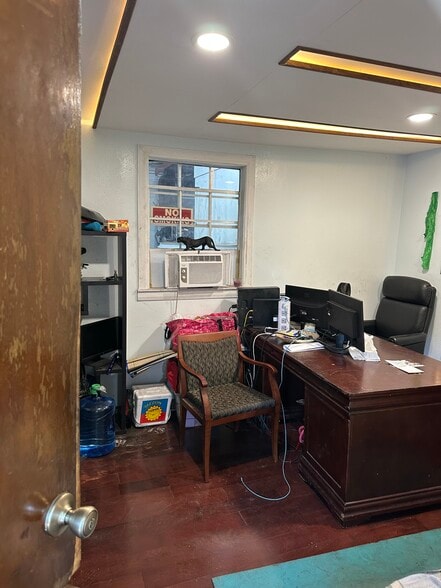 More Photos Of 3310 Buttercup St, Houston Warehouse For Sale