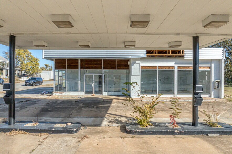 More Photos Of 212 N Austin Ave, Denison Bank For Sale