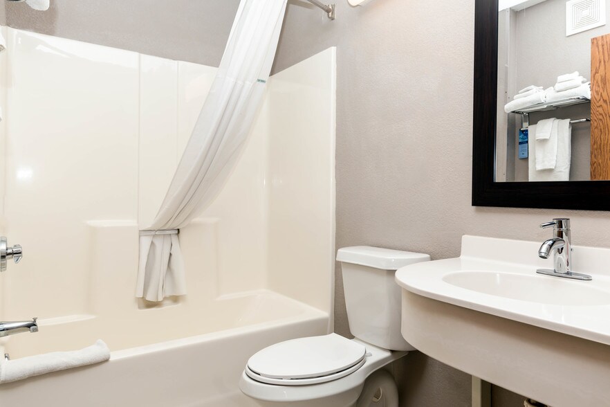 More Photos Of 424 20th S St, New Ulm Hotel For Sale