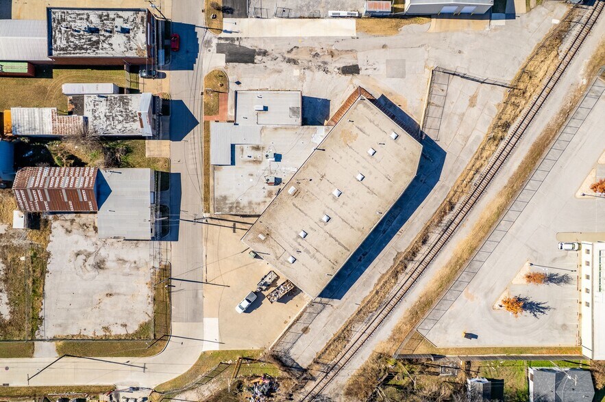 More Photos Of 2005 E 7th Pl, Tulsa Warehouse For Lease