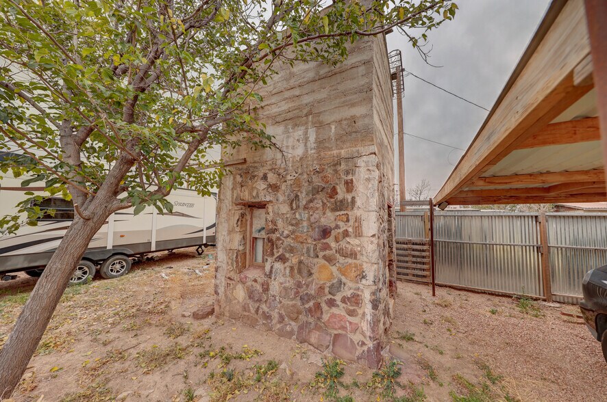 More Photos Of 200 W Murphy St, Alpine Flex For Sale