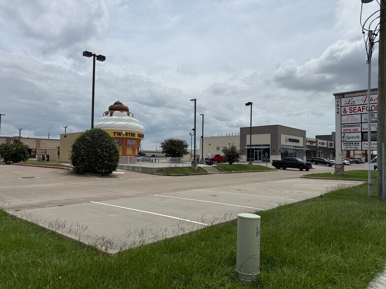More Photos Of 7018 Fry Rd, Cypress Freestanding For Lease