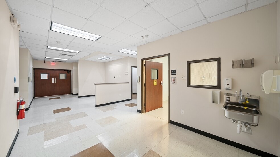 More Photos Of 910 N Highway 146, Baytown Medical For Sale