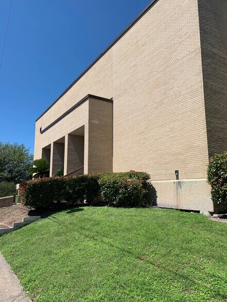 More Photos Of 401 E Washington Ave, Navasota Office For Sale