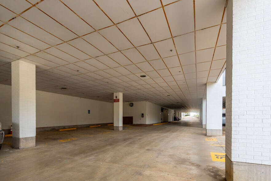 More Photos Of 104 Decker Ct, Irving Unknown For Lease