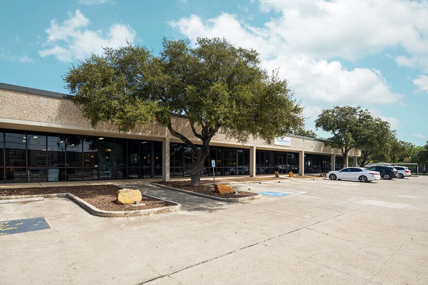 More Photos Of 9901 Broadway St, San Antonio Showroom For Lease