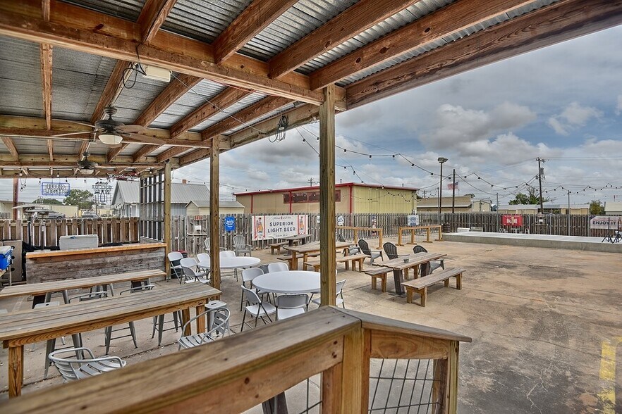 More Photos Of 233 College St, Schulenburg Sports And Entertainment For Sale