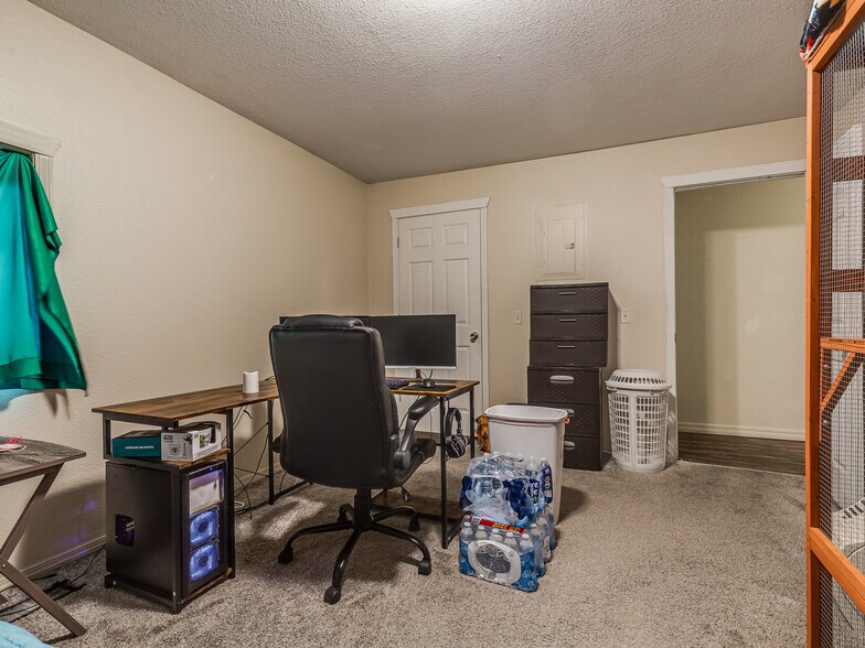 More Photos Of 940 N Ross Ave, Dewey Multifamily For Sale