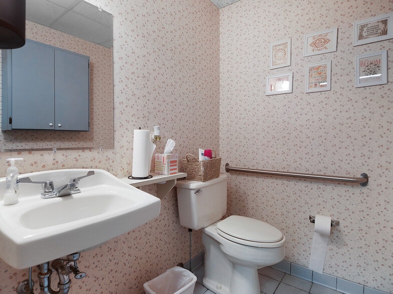 More Photos Of 644 E Main St, Palmyra Office For Sale
