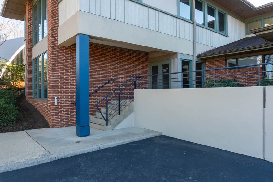 More Photos Of 1140 E Market St, Charlottesville Office For Lease