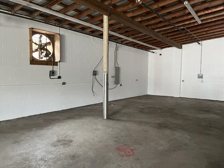 More Photos Of 7441 Silver Lake Ter, Jacksonville Warehouse For Lease