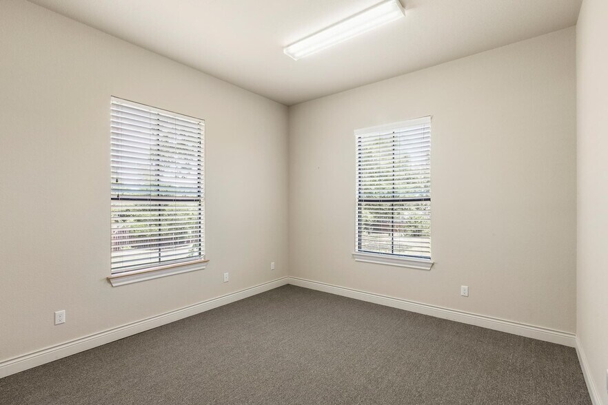 More Photos Of 105 Applewood Dr, Cedar Creek Office For Lease