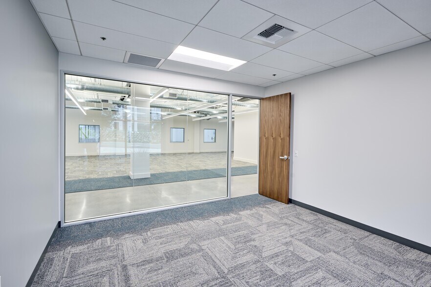 More Photos Of 29125 Avenue Paine, Valencia Warehouse For Lease