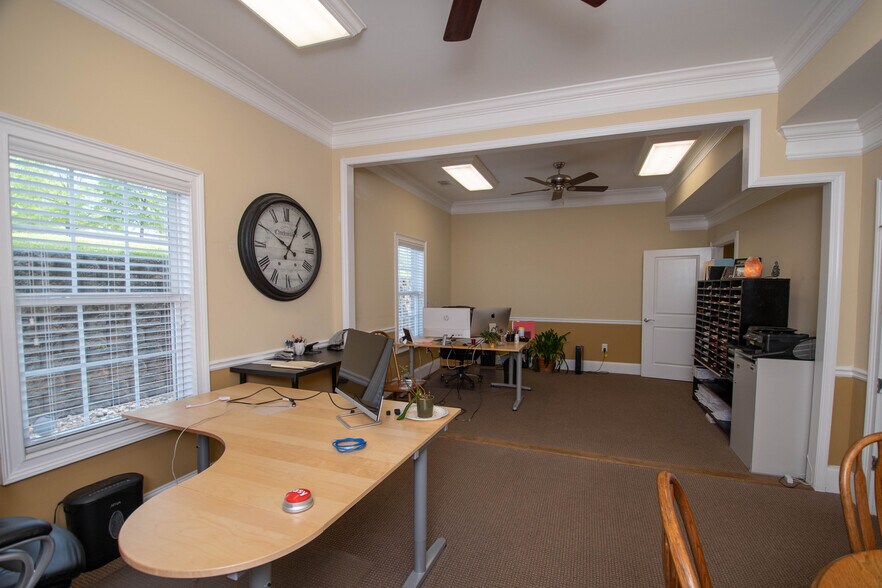 More Photos Of 1011 Woodridge Ln, Watkinsville Office For Lease