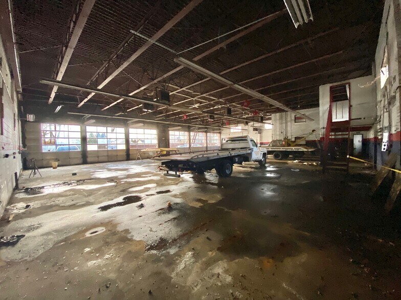 More Photos Of 1822-1836 Deer Park Ave, Deer Park Auto Repair For Sale