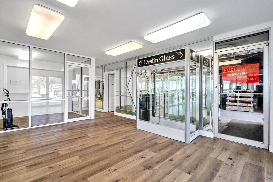 More Photos Of 639 Harbor Blvd, Destin Showroom For Lease