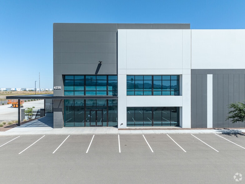 More Photos Of 6235 N Cotton Ln, Litchfield Park Distribution For Lease