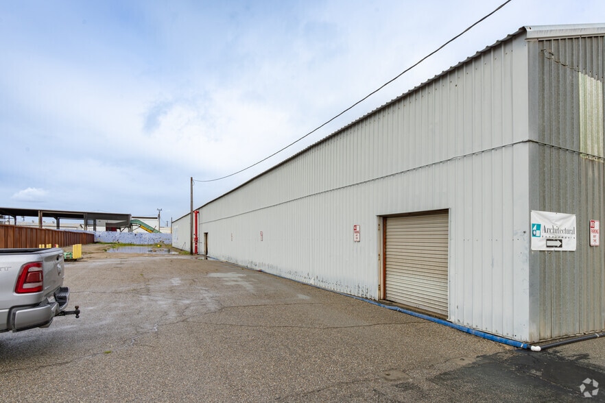 More Photos Of 1900 E Brundage Ln, Bakersfield Warehouse For Lease