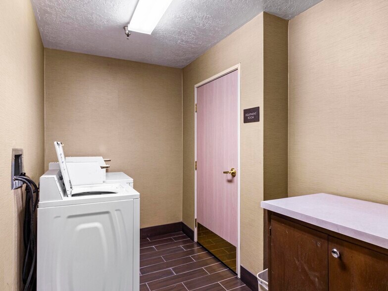 More Photos Of 2970 Idaho St, Elko Hotel For Sale