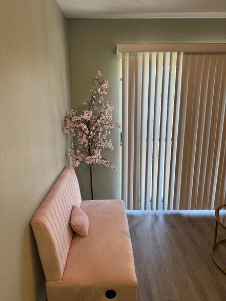 More Photos Of 1907 Goliad Rd, San Antonio Freestanding For Lease
