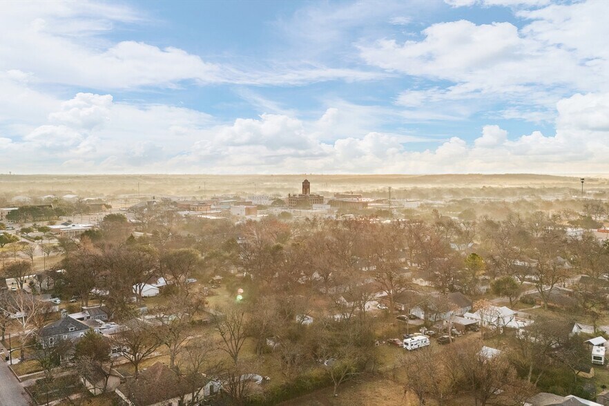 More Photos Of 504 Granbury St, Cleburne Storefront For Sale