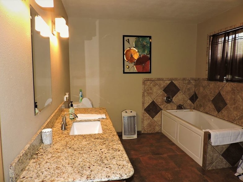 More Photos Of 1083 N 4290 Rd, Hugo Hotel For Sale