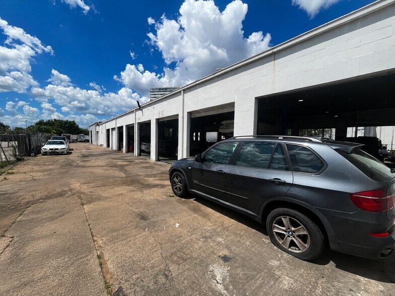 More Photos Of 7300 Southwest Fwy, Houston Freestanding For Lease