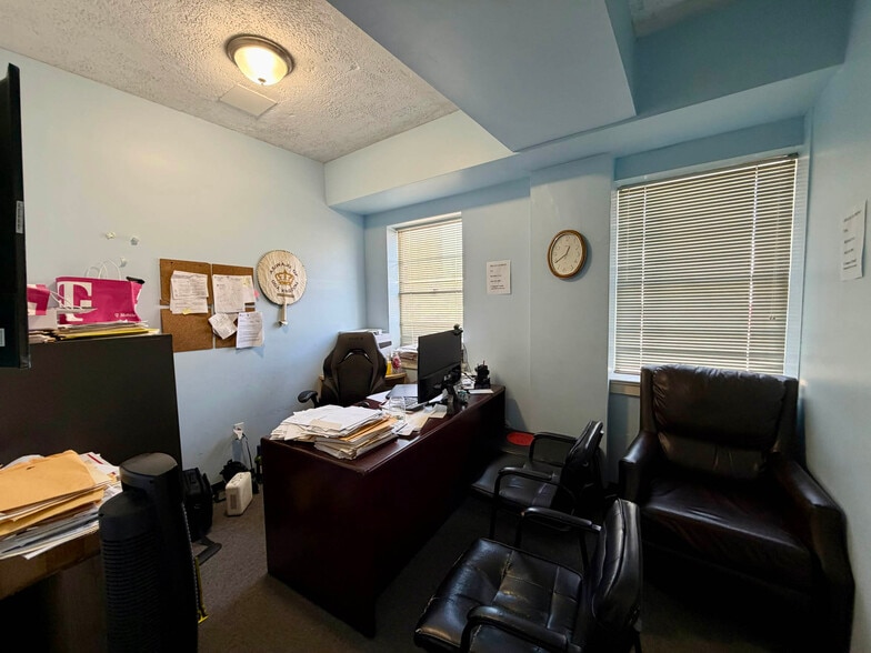 More Photos Of 5209 York Rd, Baltimore Office For Sale