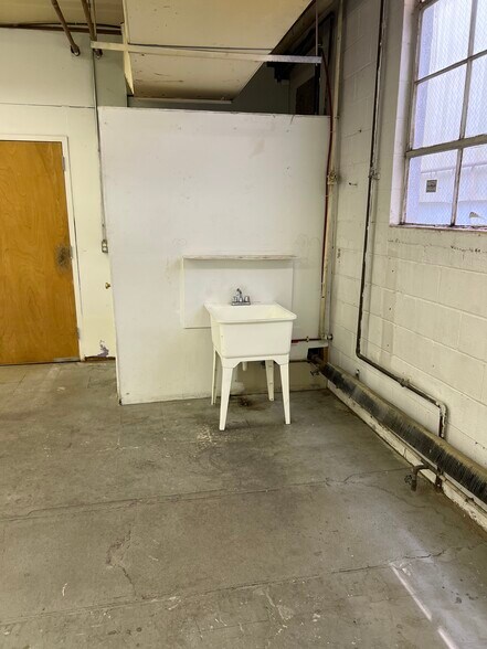 More Photos Of 25 Perry Ave, Norwalk Warehouse For Lease