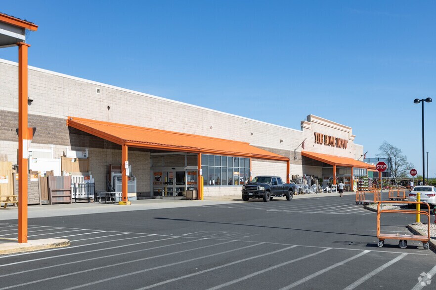 More Photos Of 234 Airport Plaza Blvd, Farmingdale Unknown For Lease