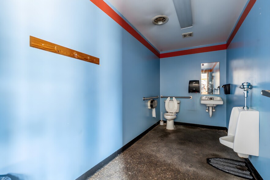 More Photos Of 2415 Maple Ave, Zanesville General Retail For Sale