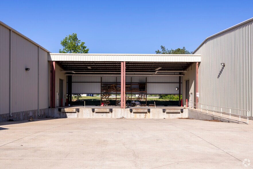 More Photos Of 1209-1215 N FM 3083 Rd E, Conroe Warehouse For Lease